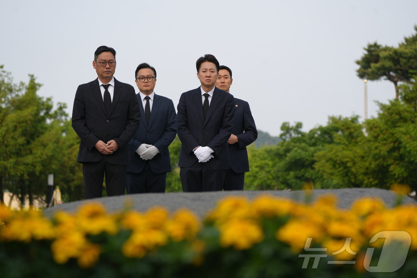 본문 이미지 - 이준석 개혁신당 대통령 후보가 고 노무현 전 대통령 16주기인 23일 오전 경남 김해시 봉하마을 노 전 대통령 묘역을 찾아 참배하고 있다. &#40;개혁신당 제공, 재판매 및 DB 금지&#41; 2025.5.23/뉴스1