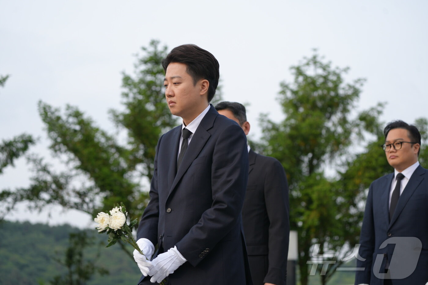 본문 이미지 - 이준석 개혁신당 대통령 후보가 고 노무현 전 대통령 16주기인 23일 오전 경남 김해시 봉하마을 노 전 대통령 묘역을 찾아 참배하고 있다. &#40;개혁신당 제공, 재판매 및 DB 금지&#41; 2025.5.23/뉴스1