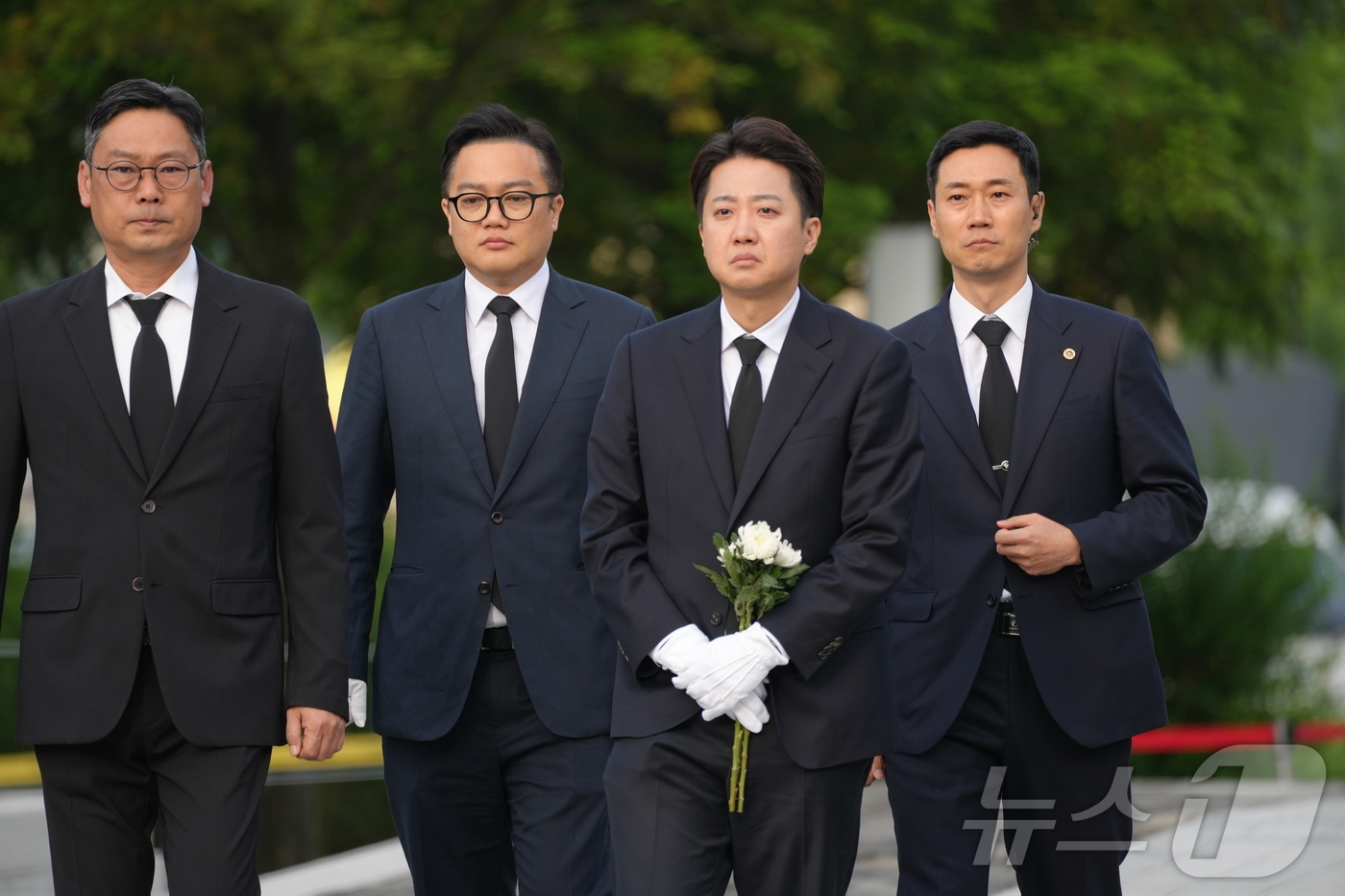 (김해=뉴스1) = 이준석 개혁신당 대통령 후보가 고 노무현 전 대통령 16주기인 23일 오전 경남 김해시 봉하마을 노 전 대통령 묘역을 찾아 참배하고 있다. (개혁신당 제공, 재 …