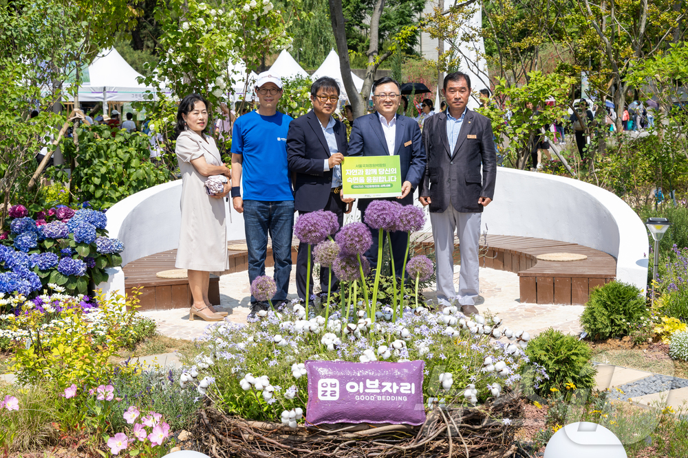 (서울=뉴스1) = 토털슬립케어 브랜드 이브자리는 지난 22일 서울 동작구 보라매공원에서 개막한 ‘2025 서울국제정원박람회’에 참가해 숙면을 돕는 치유의 정원 ‘새록새綠(록)’을 …