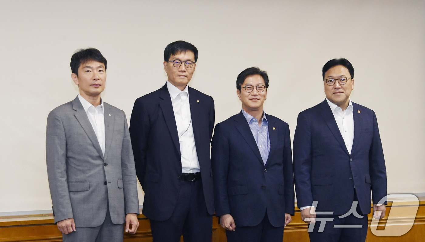(서울=뉴스1) = 김범석 기획재정부 장관 직무대행 1차관(왼족 세번째)이 23일 서울 중구 은행회관에서 열린 '거시경제·금융현안 간담회' 시작에 앞서 이복현 금융감독원장, 이창용 …