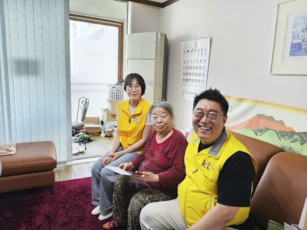 KTis-KTcs, 독거 어르신에 나눔 실천…'사랑의 꾸러미' 전달
