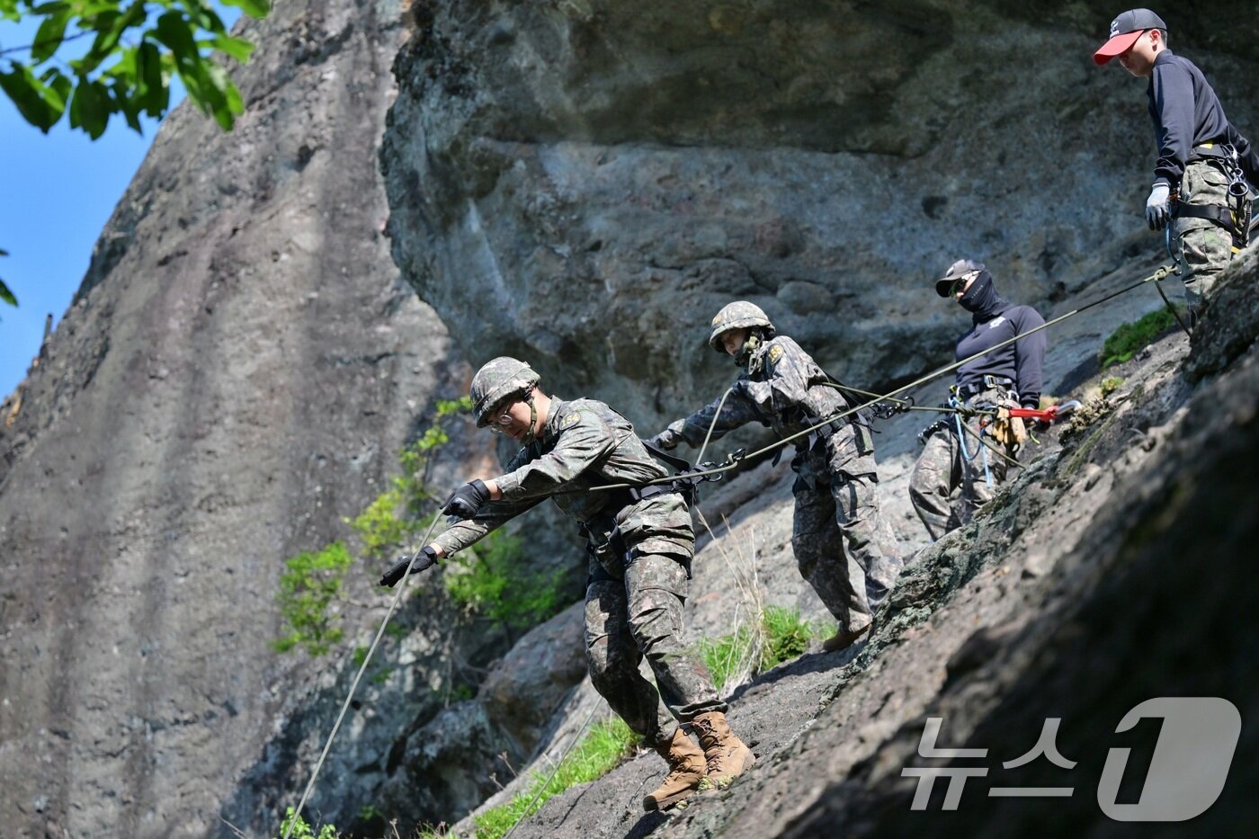본문 이미지 - 육군은 23일 각 병과학교에서 '신임장교 지휘참모과정' 교육훈련에 매진 중인 장병들의 모습을 공개했다. 육군보병학교 신임장교들이 유격훈련 중 산악장애물 극복을 위한 전면하강 훈련을 하고 있다. (육군 제공. 재판매 및 DB 금지) 2025.5.23/뉴스1