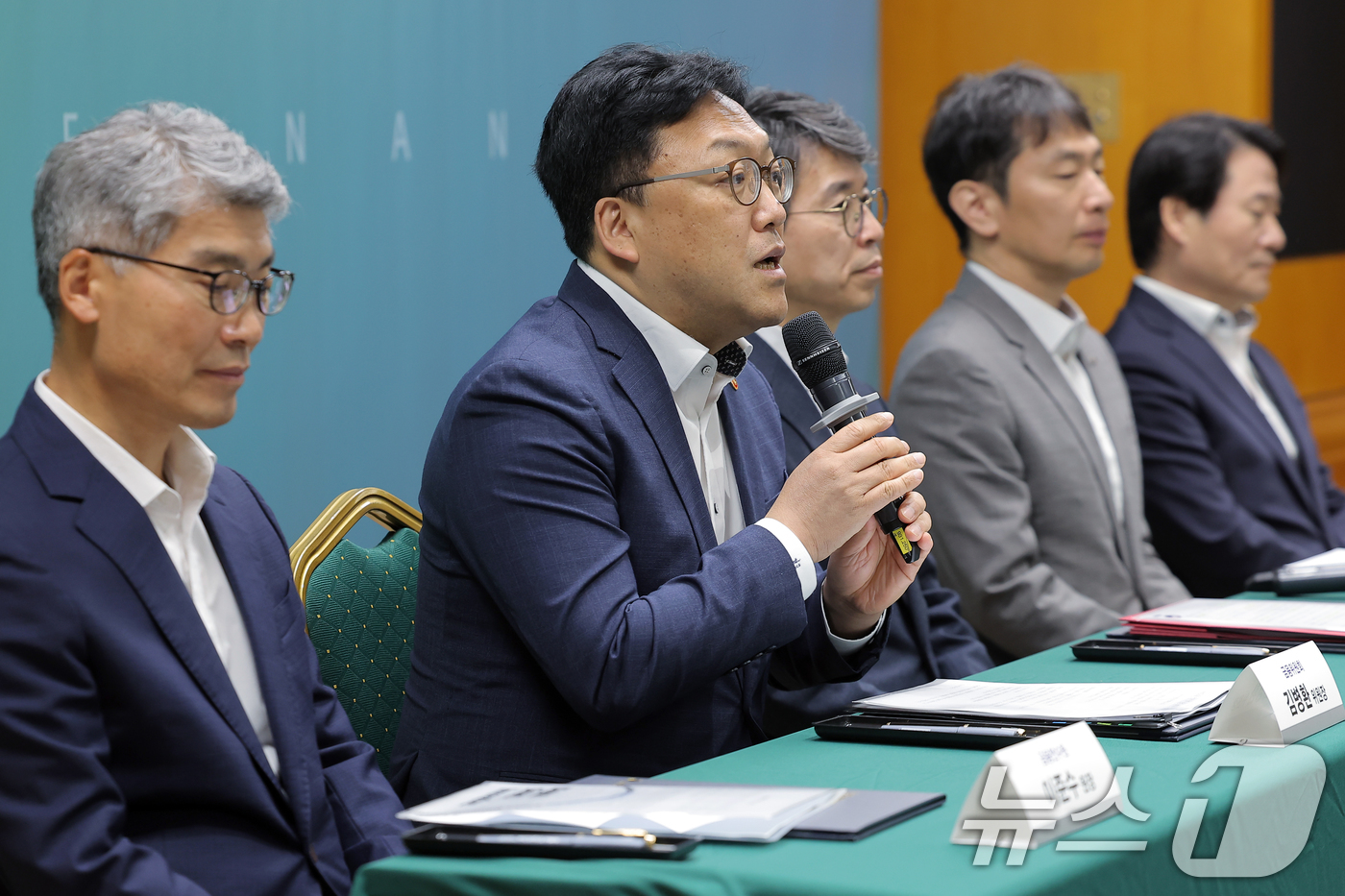 (서울=뉴스1) 박정호 기자 = 김병환 금융위원장이 23일 오전 서울 중구 은행회관에서 열린 녹색금융 전문인력 양성을 위한 업무협약식에서 인사말을 하고 있다. 2025.5.23/뉴 …