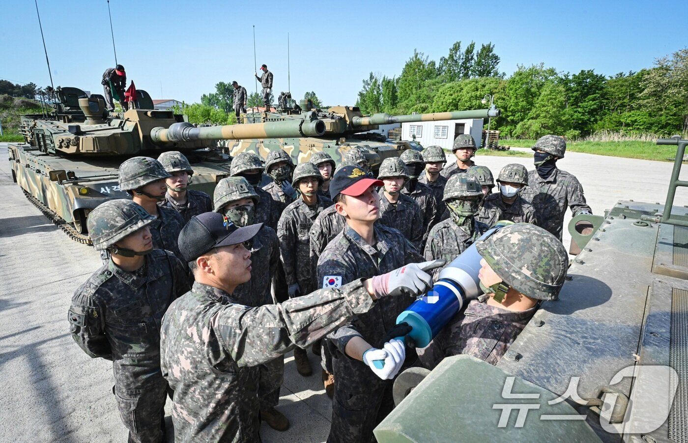 본문 이미지 - 육군은 23일 각 병과학교에서 '신임장교 지휘참모과정' 교육훈련에 매진 중인 장병들의 모습을 공개했다. 육군기계화학교 신임장교들이 탄약 적재 훈련을 실시하고 있다. (육군 제공. 재판매 및 DB 금지) 2025.5.23/뉴스1