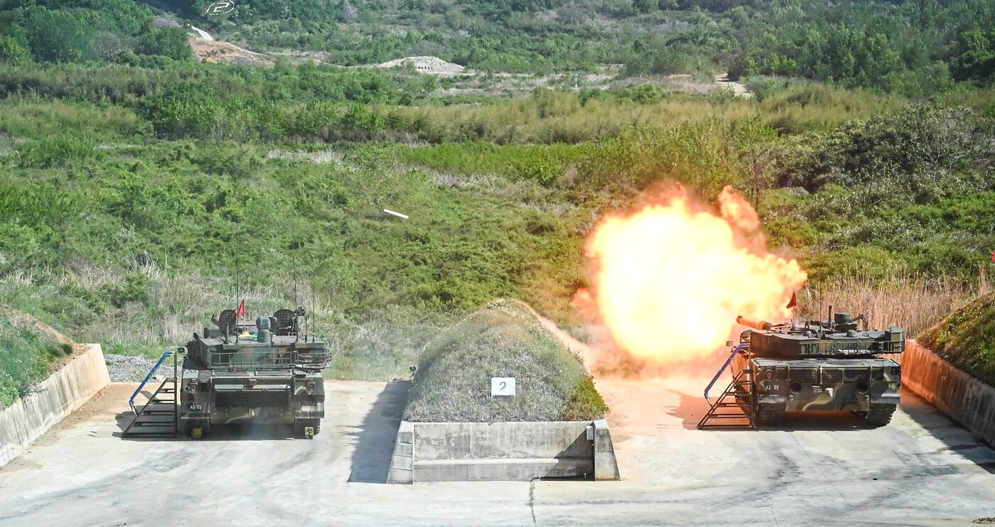 본문 이미지 - 육군기계화학교 신임장교들이 K1A2전차 실사격 훈련을 실시하고 있다.(육군 제공)