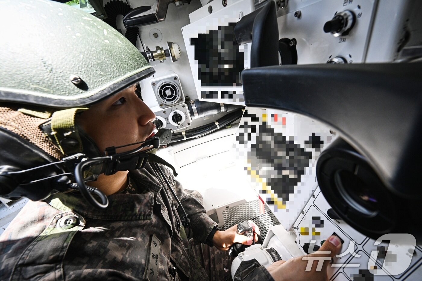 본문 이미지 - 육군은 23일 각 병과학교에서 '신임장교 지휘참모과정' 교육훈련에 매진 중인 장병들의 모습을 공개했다. 육군기계화학교 신임장교들이 K1A2전차 실사격 훈련을 실시하고 있다. (육군 제공. 재판매 및 DB 금지) 2025.5.23/뉴스1