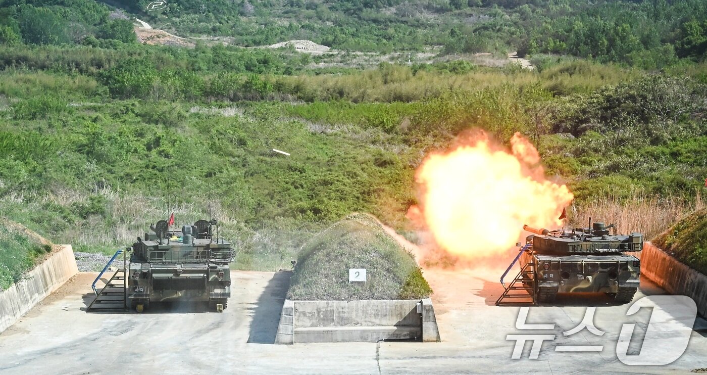 본문 이미지 - 육군은 23일 각 병과학교에서 '신임장교 지휘참모과정' 교육훈련에 매진 중인 장병들의 모습을 공개했다. 육군기계화학교 신임장교들이 K1A2전차 실사격 훈련을 실시하고 있다. (육군 제공. 재판매 및 DB 금지) 2025.5.23/뉴스1