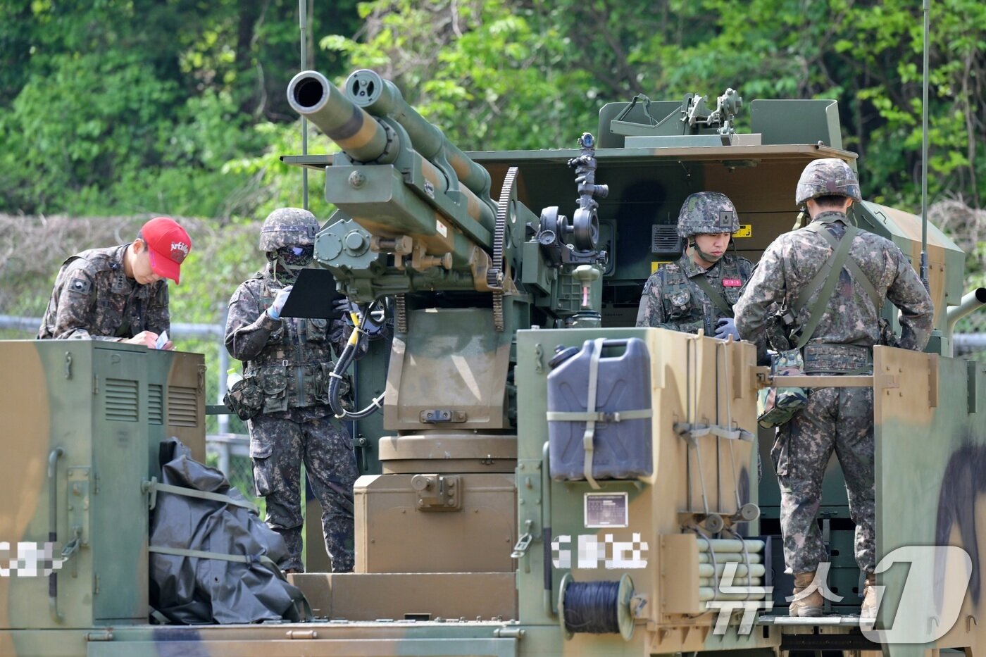 본문 이미지 - 육군은 23일 각 병과학교에서 '신임장교 지휘참모과정' 교육훈련에 매진 중인 장병들의 모습을 공개했다. 육군포병학교 신임장교들이 K105A1차륜형자주포 실사격 훈련을 실시하고 있다. (육군 제공. 재판매 및 DB 금지) 2025.5.23/뉴스1