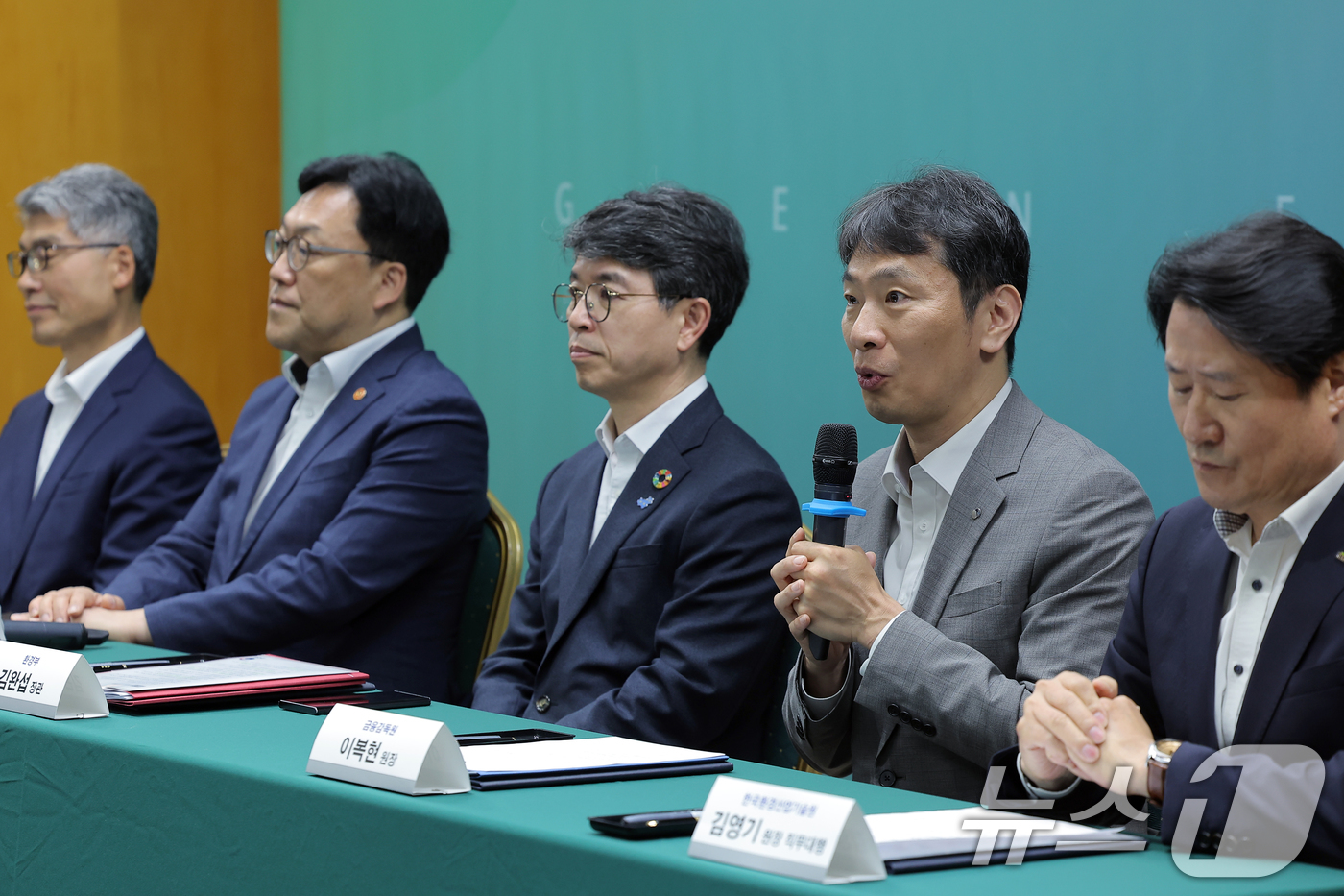 (서울=뉴스1) 박정호 기자 = 이복현 금융감독원장이 23일 오전 서울 중구 은행회관에서 열린 녹색금융 전문인력 양성을 위한 업무협약식에서 인사말을 하고 있다.  2025.5.23 …