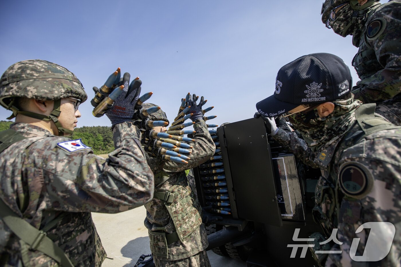 본문 이미지 - 육군은 23일 각 병과학교에서 '신임장교 지휘참모과정' 교육훈련에 매진 중인 장병들의 모습을 공개했다. 육군방공학교 신임장교들이 전문교관들과 함께 20mm 견인 발간포 탄약을 장전하고 있다. (육군 제공. 재판매 및 DB 금지) 2025.5.23/뉴스1