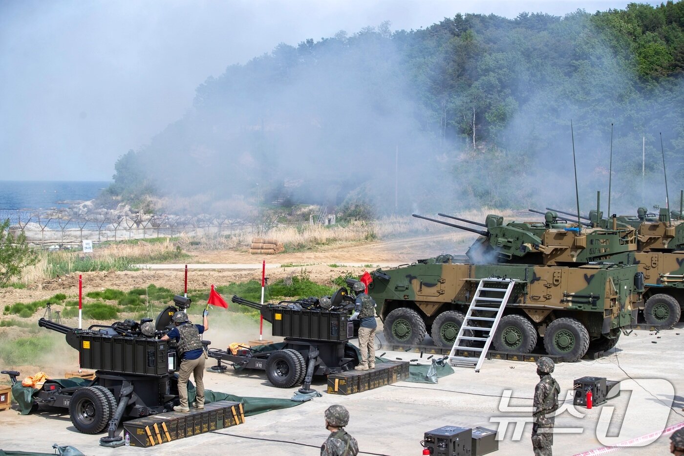 본문 이미지 - 육군은 23일 각 병과학교에서 '신임장교 지휘참모과정' 교육훈련에 매진 중인 장병들의 모습을 공개했다. 육군방공학교 신임장교들이 견인 발간포 및 천호 실사격 훈련을 실시하고 있다. (육군 제공. 재판매 및 DB 금지) 2025.5.23/뉴스1
