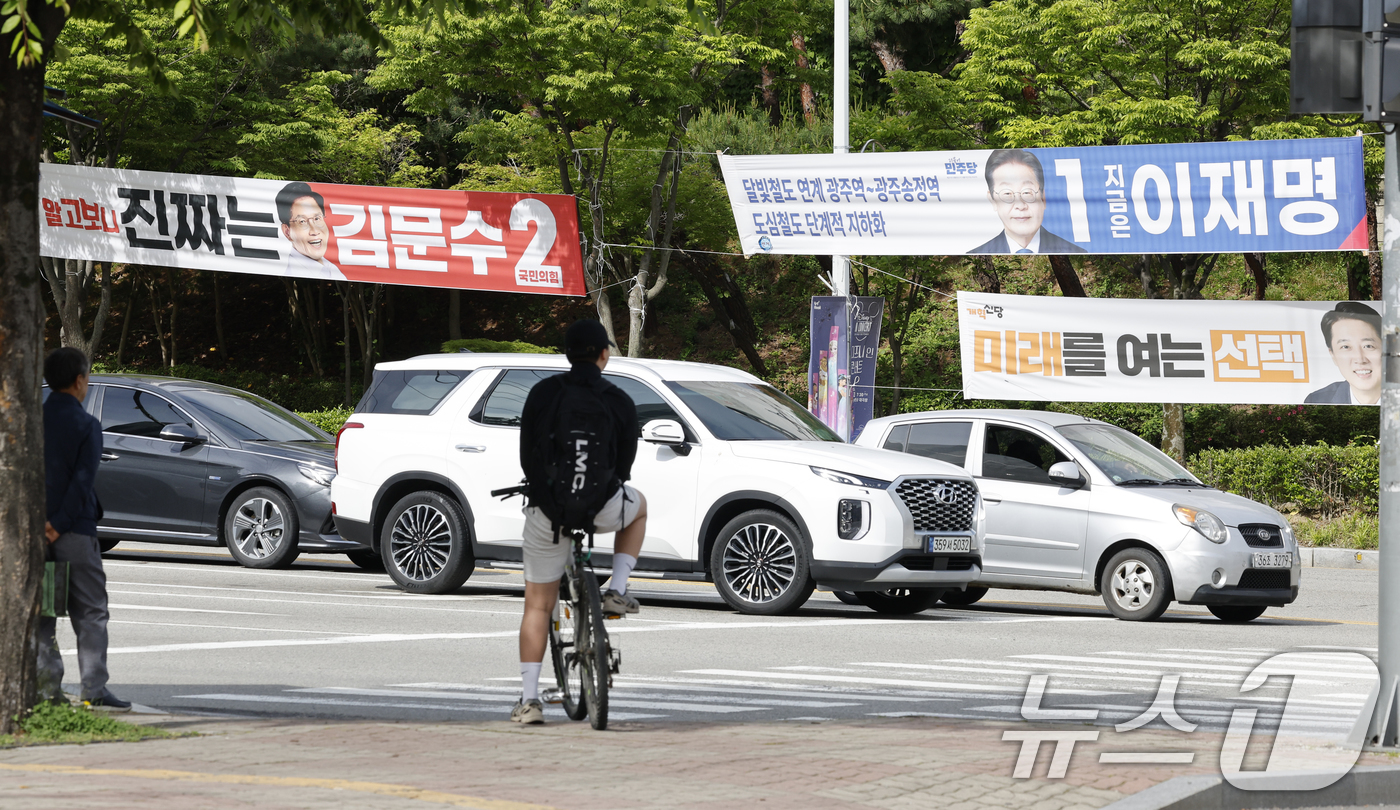 (광주=뉴스1) 김태성 기자 = 제21대 대통령 선거를 11일 앞둔 23일 광주시 광산구 한 도로에 이재명 더불어민주당 대선 후보와 김문수 국민의힘 대선후보, 이준석 개혁신당 대선 …