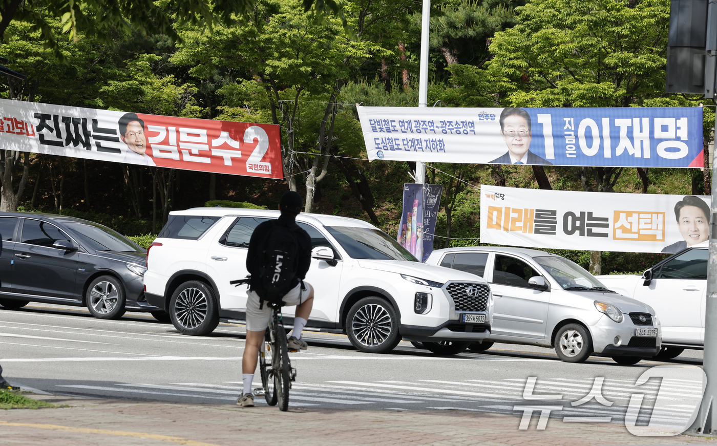 (광주=뉴스1) 김태성 기자 = 제21대 대통령 선거를 11일 앞둔 23일 광주시 광산구 한 도로에 이재명 더불어민주당 대선 후보와 김문수 국민의힘 대선후보, 이준석 개혁신당 대선 …