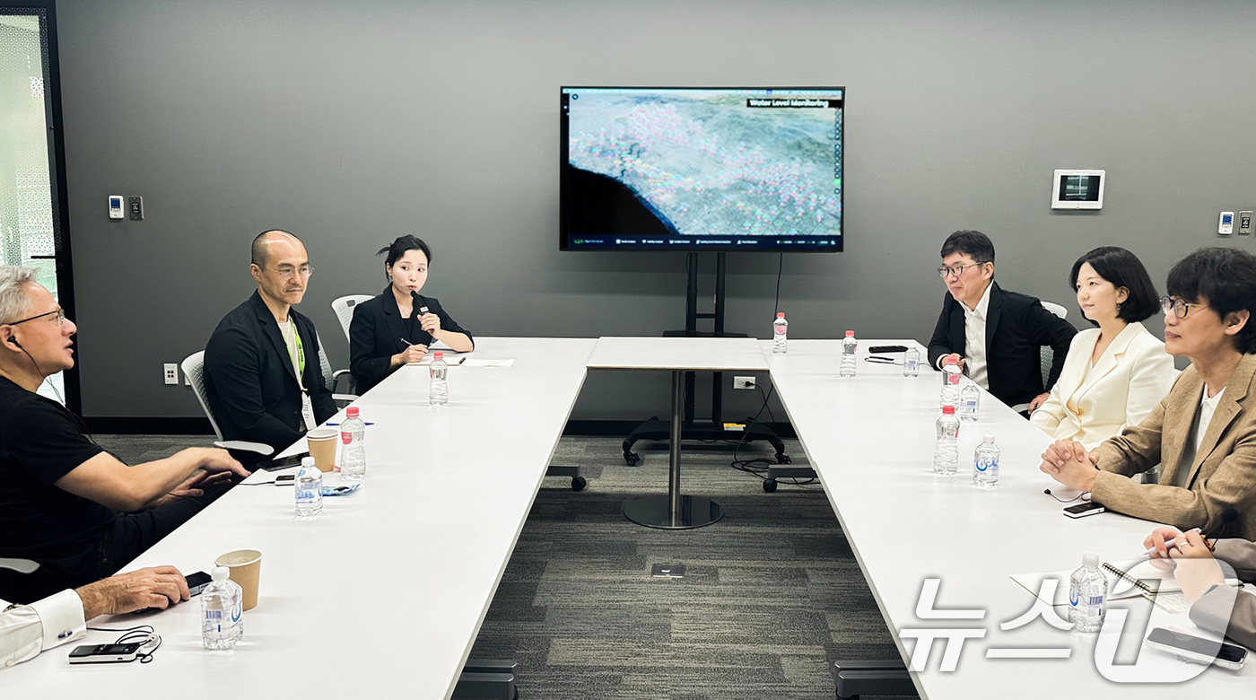 (서울=뉴스1) = 네이버는 지난 22일 엔비디아 주요 경영진과 대만 엔비디아 오피스에서 미팅을 통해 소버린AI 구축 및 대규모 AI 데이터센터 사업 확장 방안 등에 대해 논의했다 …