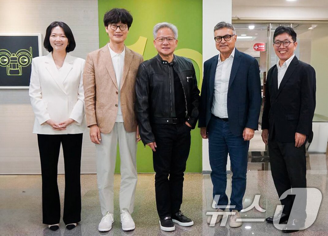 본문 이미지 - 네이버는 지난 22일 엔비디아 주요 경영진과 대만 엔비디아 오피스에서 미팅을 통해 소버린AI 구축 및 대규모 AI 데이터센터 사업 확장 방안 등에 대해 논의했다고 23일 밝혔다.(네이버클라우드 제공. 재판매 및 DB 금지) 2025.5.23/뉴스1
