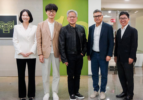 젠슨 황, 이해진 회동 이어 네이버 사옥 방문…AI 협력 논의
