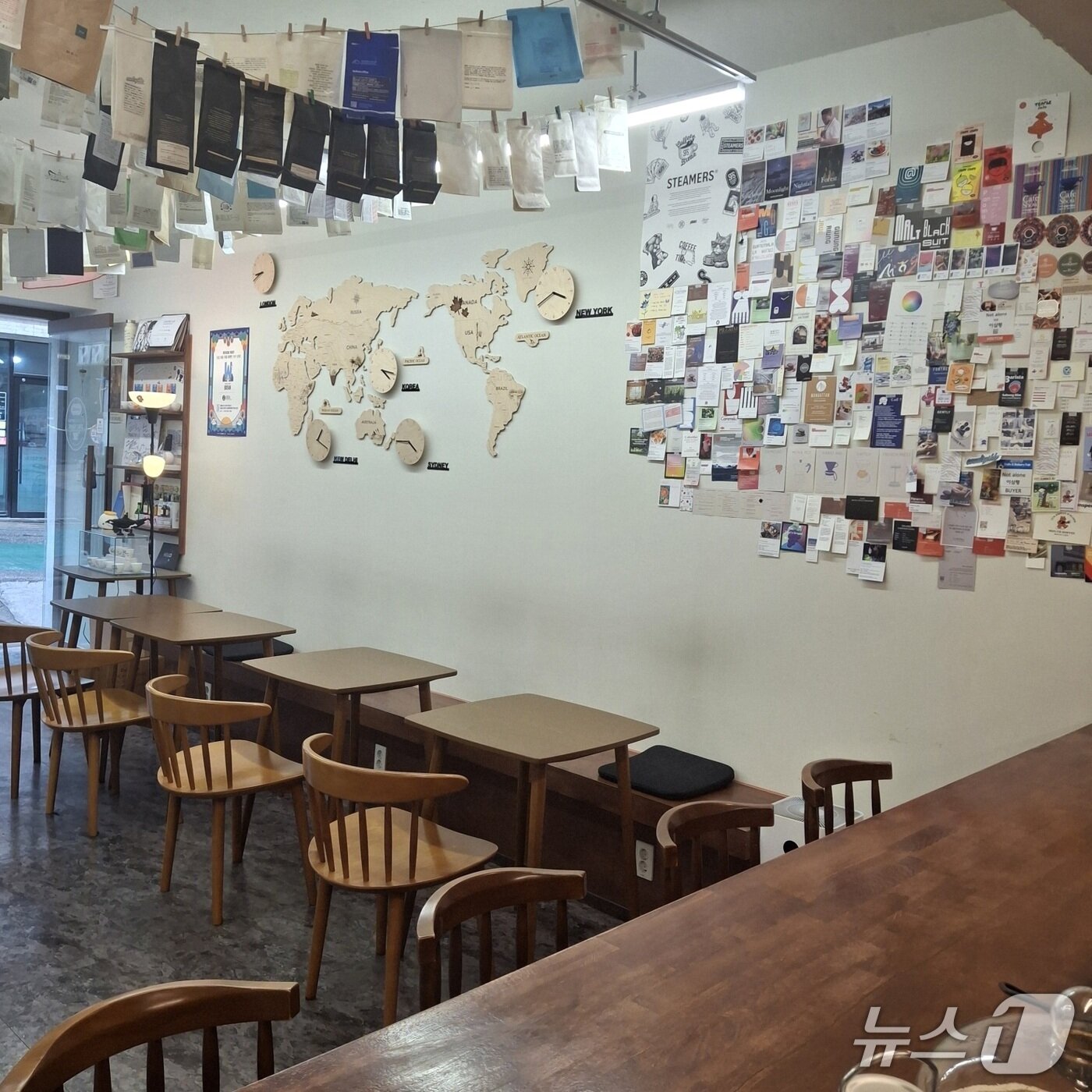 본문 이미지 - 경기 수원시 &#39;바람#&#39; 카페 Not alone 내부. &#40;수원시 제공. 재판매 및 DB 금지&#41; 2025.5.23/뉴스1 