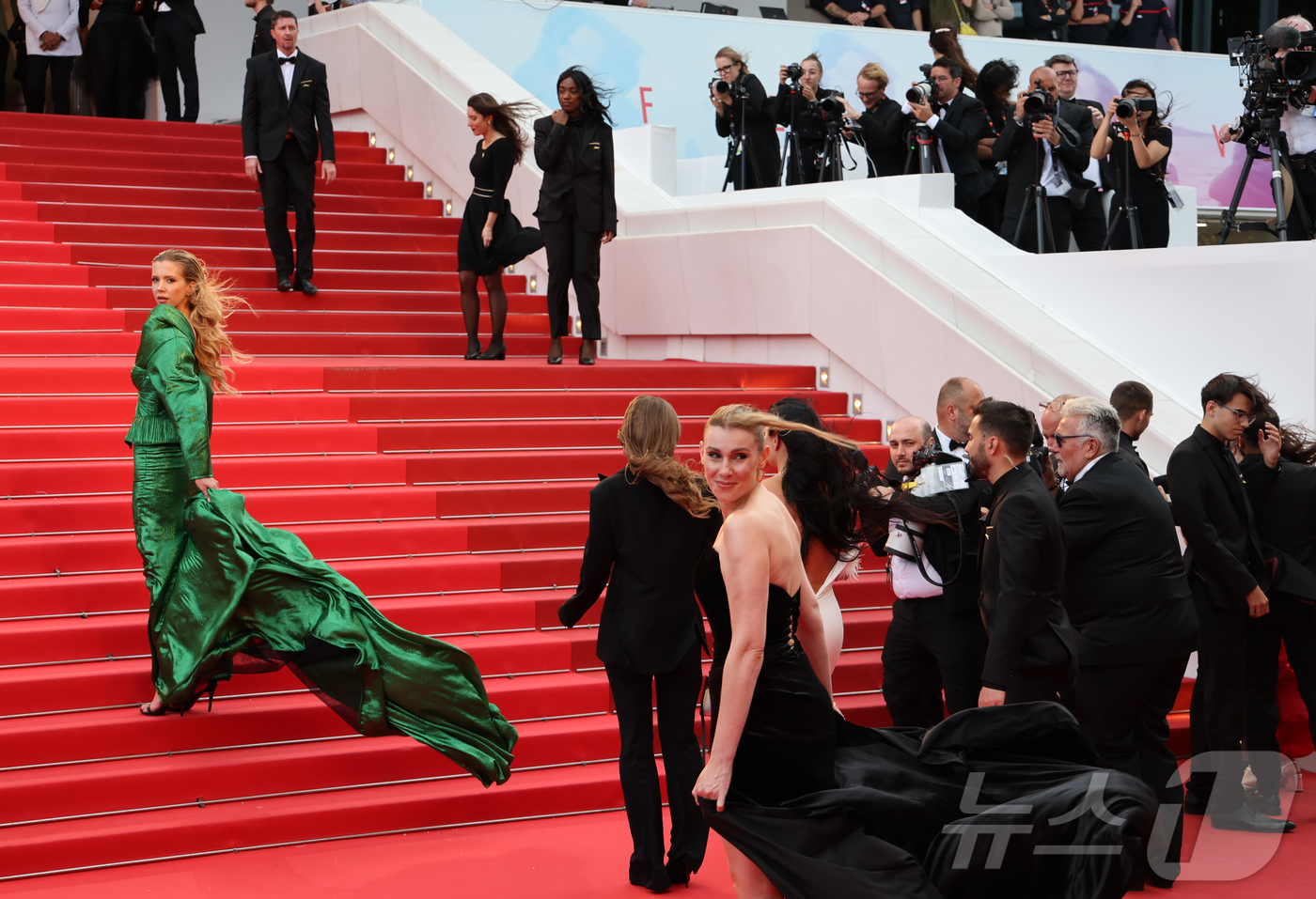 (칸=뉴스1) 이준성 기자 = 22일(현지시간) 프랑스 남부 소도시 칸(Cannes) 팔레 데 페스티발(Palais des Festival) 뤼미에르 대극장에서 열린 ‘제78회 칸 …