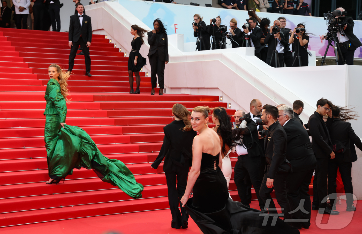 (칸=뉴스1) 이준성 기자 = 22일(현지시간) 프랑스 남부 소도시 칸(Cannes) 팔레 데 페스티발(Palais des Festival) 뤼미에르 대극장에서 열린 ‘제78회 칸 …