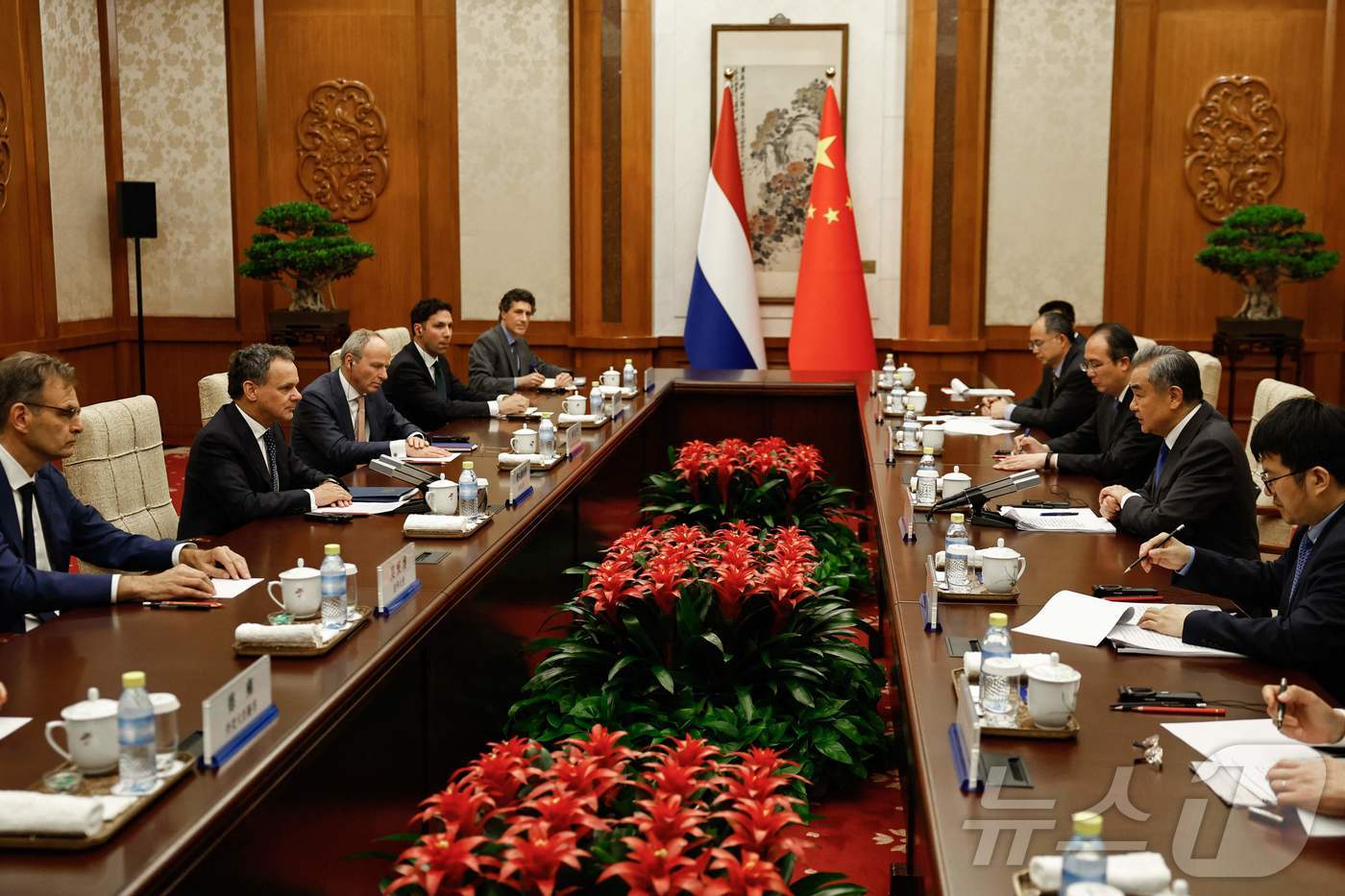 (베이징 AFP=뉴스1) 우동명 기자 = 왕이 중국 외교부장이 22일(현지시간) 베이징 댜오위타이 국빈관에서 카스파 벨드캄프 네덜란드 외교 장관과 회담을 하고 있다. 2025.05 …