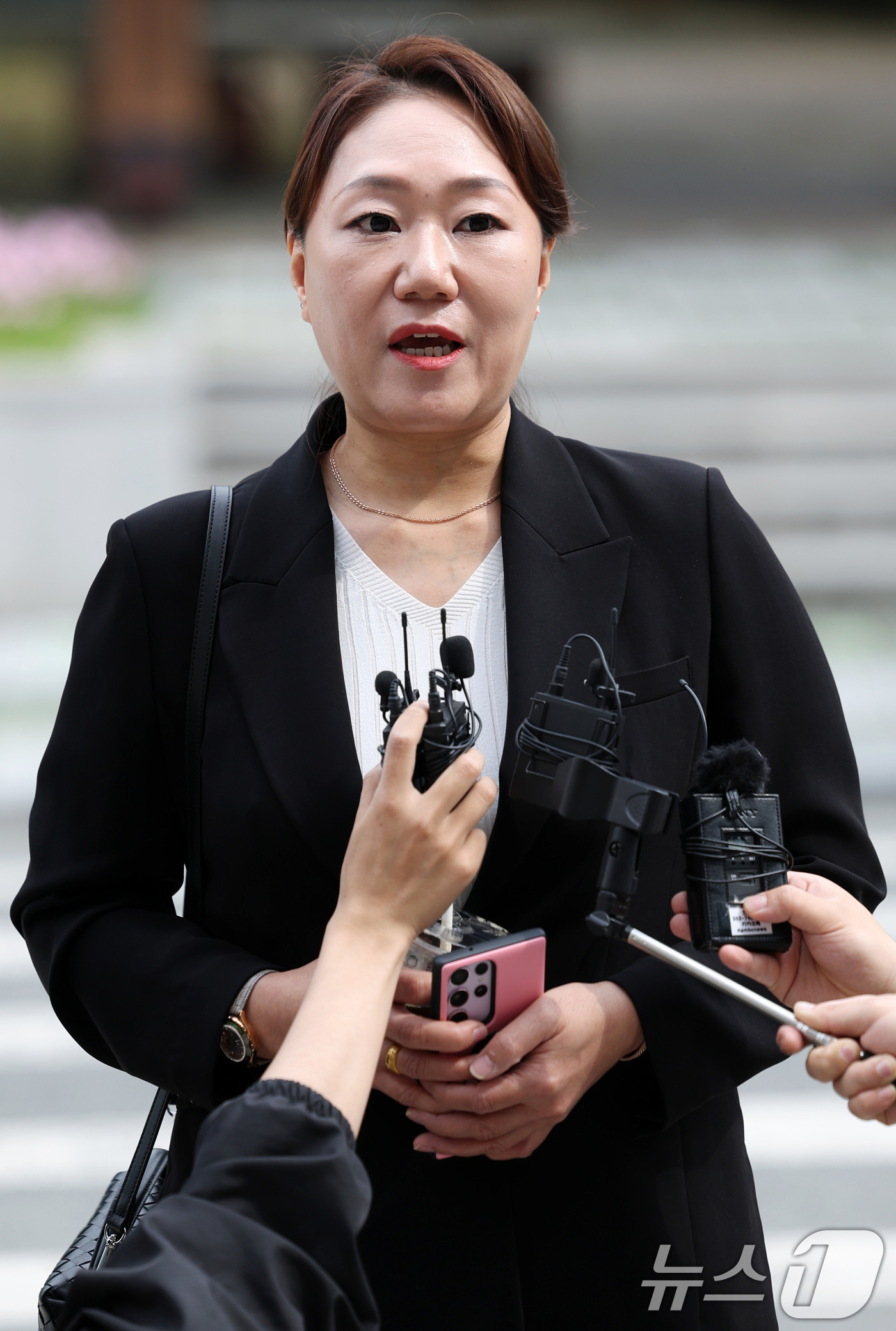 (대구=뉴스1) 공정식 기자 = '명태균 여론조사비용 대납 의혹'과 관련해 홍준표 전 대구시장에 대한 폭로를 이어오고 있는 강혜경 전 미래한국연구소 부소장이 23일 오전 대구경찰청 …