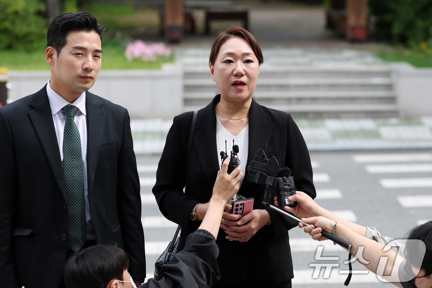 (대구=뉴스1) 공정식 기자 = '명태균 여론조사비용 대납 의혹'과 관련해 홍준표 전 대구시장에 대한 폭로를 이어오고 있는 강혜경 전 미래한국연구소 부소장이 23일 오전 대구경찰청 …