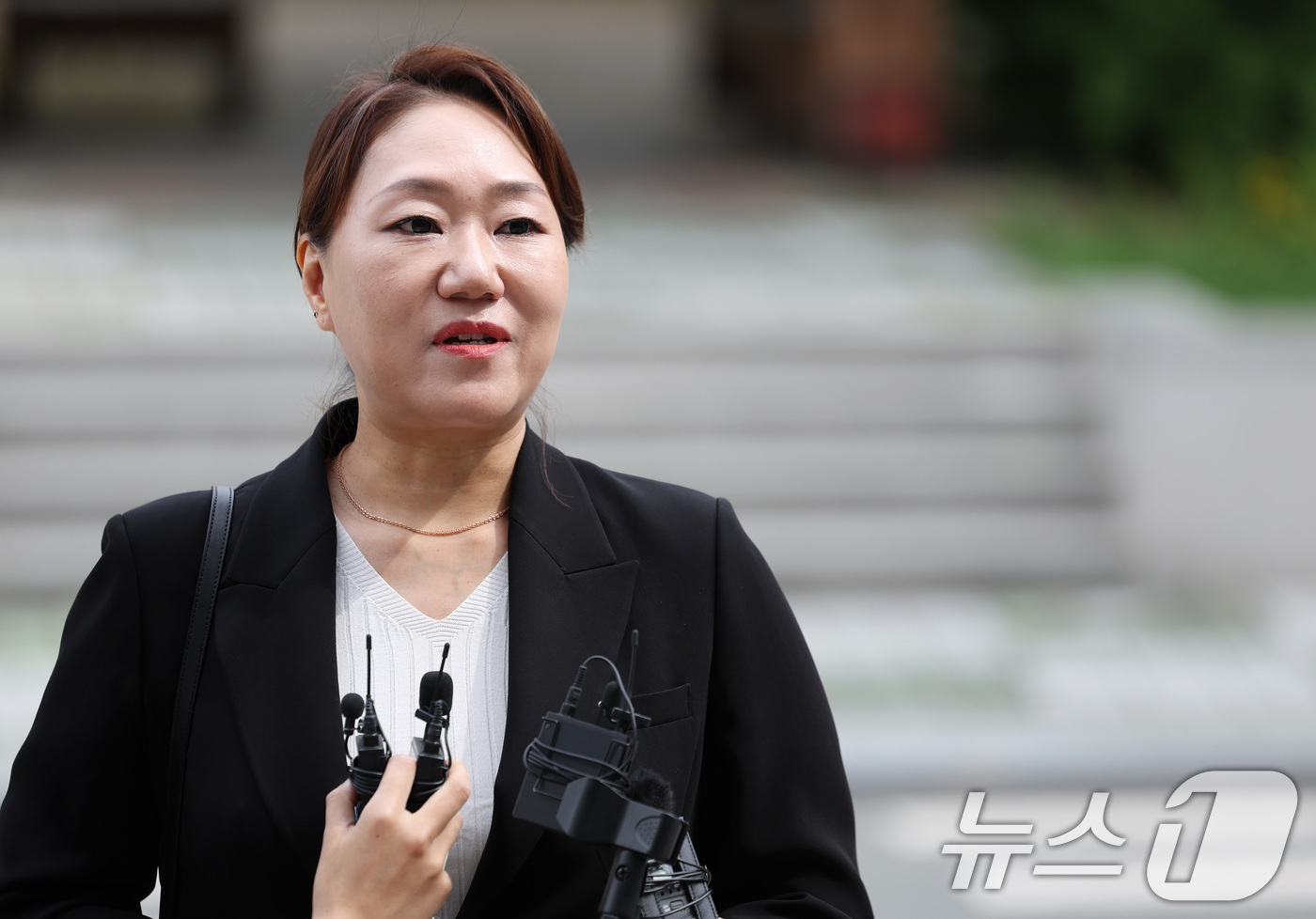 (대구=뉴스1) 공정식 기자 = '명태균 여론조사비용 대납 의혹'과 관련해 홍준표 전 대구시장에 대한 폭로를 이어오고 있는 강혜경 전 미래한국연구소 부소장이 23일 오전 대구경찰청 …