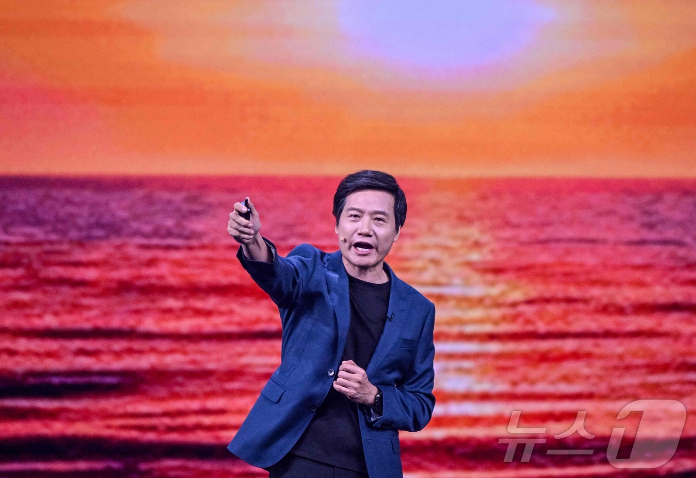 (베이징 AFP=뉴스1) 우동명 기자 = 레이쥔 샤오미 CEO가 22일(현지시간) 베이징에서 15S프로와 태블릿 7 울트라를 공개하고 있다. 2025.05.23ⓒ AFP=뉴스1