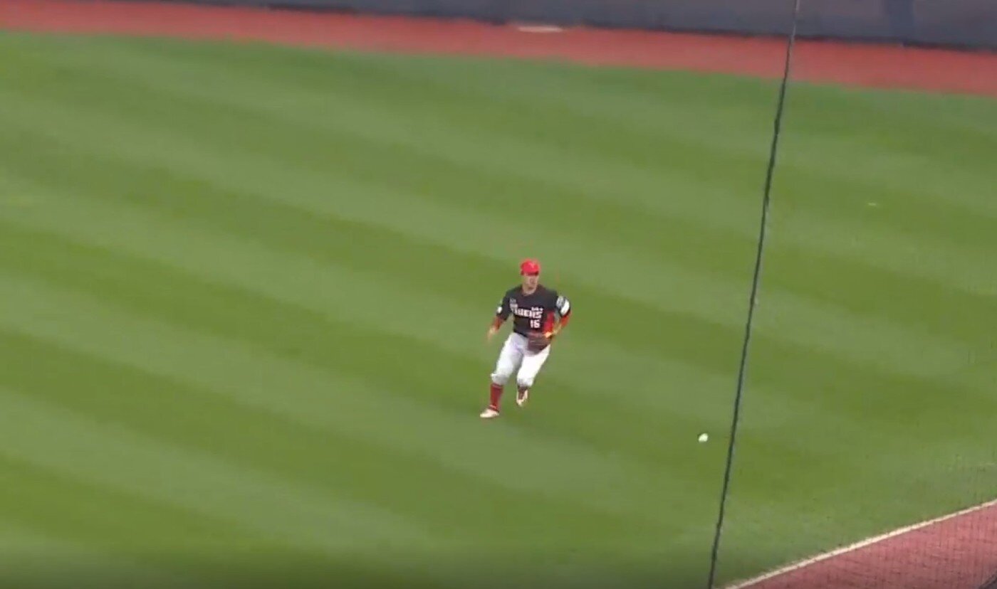 본문 이미지 - 2경기 연속 아쉬운 수비로 2군에 내려간 최원준. (티빙 중계화면 캡처)