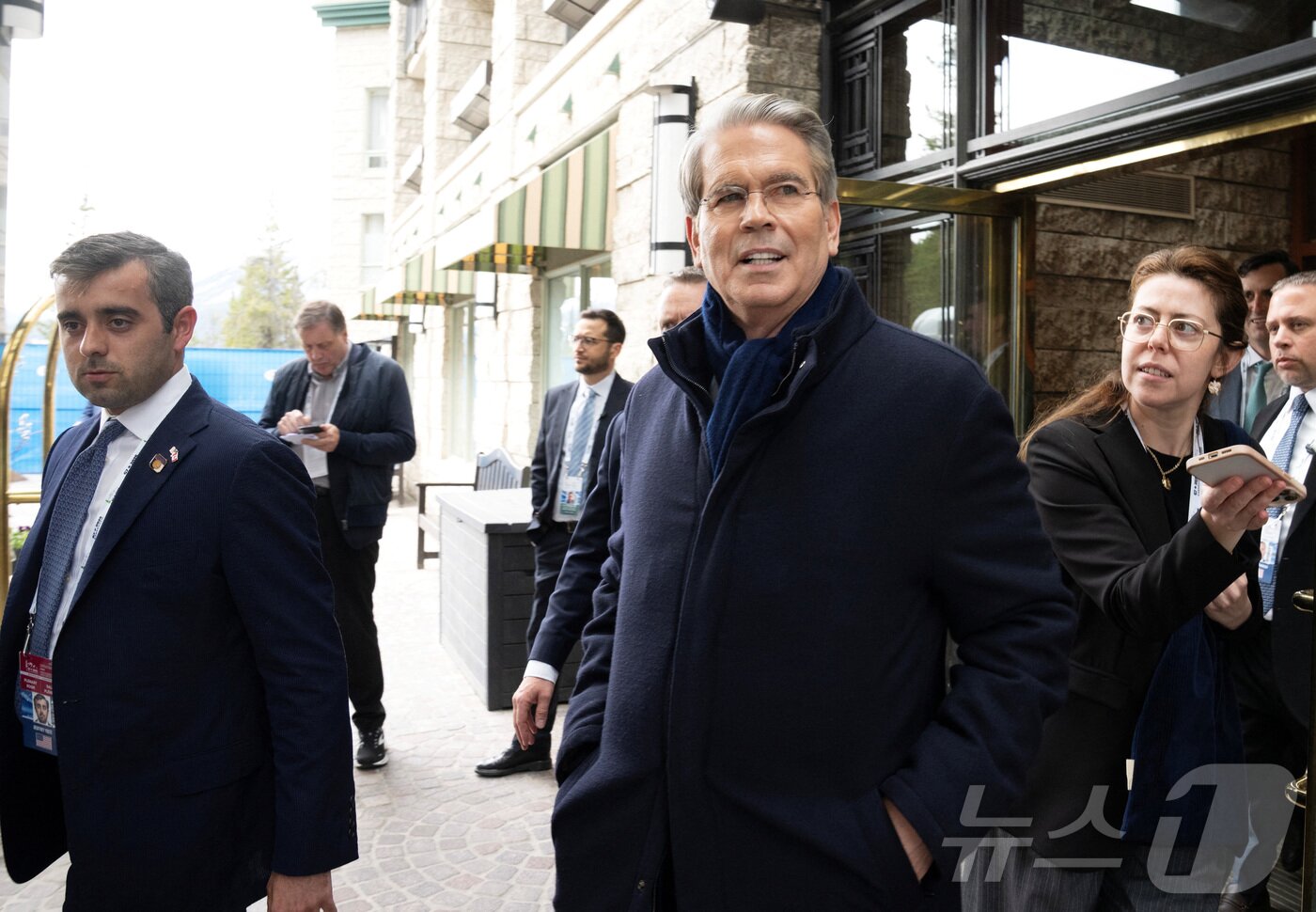 본문 이미지 - 스콧 베선트 미국 재무장관이 2025년 5월 21일 캐나다 앨버타주 밴프에서 열린 G7 재무장관 및 중앙은행 총재 회의에서 하루 일정의 회의를 마치고 떠나는 모습. 2025.5.21 ⓒ 로이터=뉴스1 ⓒ News1 강민경 기자