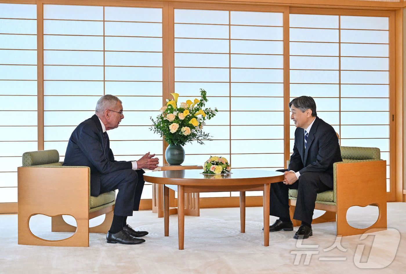 (도쿄 AFP=뉴스1) 우동명 기자 = 나루히토 일왕이 22일(현지시간) 도쿄 왕궁에서 알렉산더 판데어벨렌 오스트리아 대통령과 만나고 있다. 2025.05.23ⓒ AFP=뉴스1
