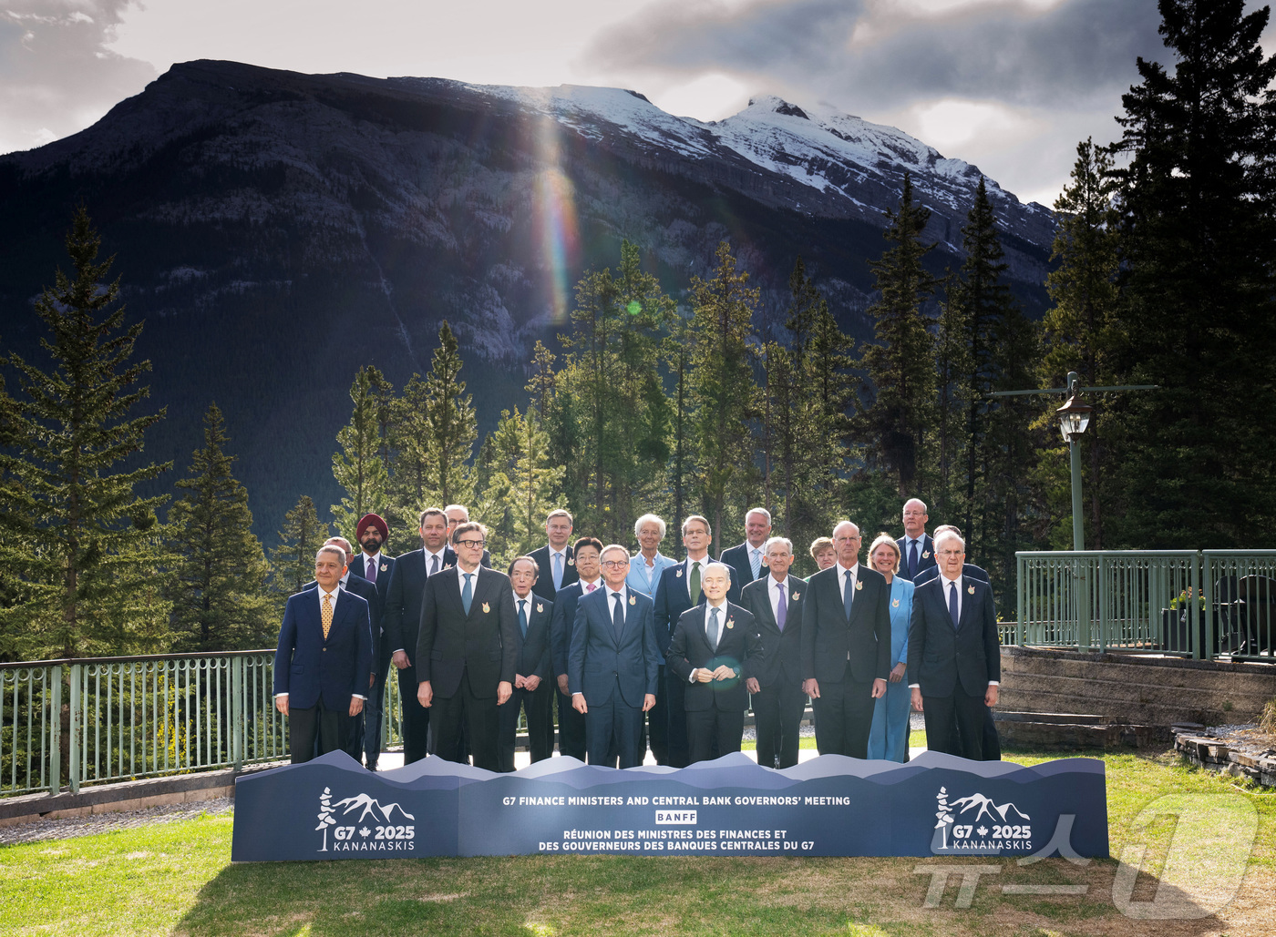 (밴프 로이터=뉴스1) 강민경 기자 = G7 재무장관들과 중앙은행 총재들이 2025년 5월 21일 캐나다 앨버타주 밴프에서 열린 G7 재무장관 및 중앙은행 총재 회의 중 단체 사진 …