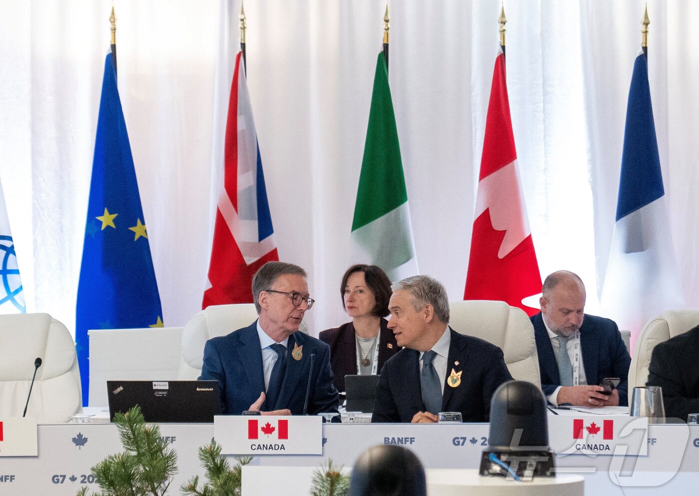 본문 이미지 - 캐나다 중앙은행 총재 티프 맥클렘이 2025년 5월 21일 캐나다 앨버타주 밴프에서 열린 G7 재무장관 및 중앙은행 총재 회의 시작 전에 캐나다 재무장관 프랑수아-필립 샹파뉴와 대화를 나누고 있다. 2025.5.21 ⓒ 로이터=뉴스1 ⓒ News1 강민경 기자