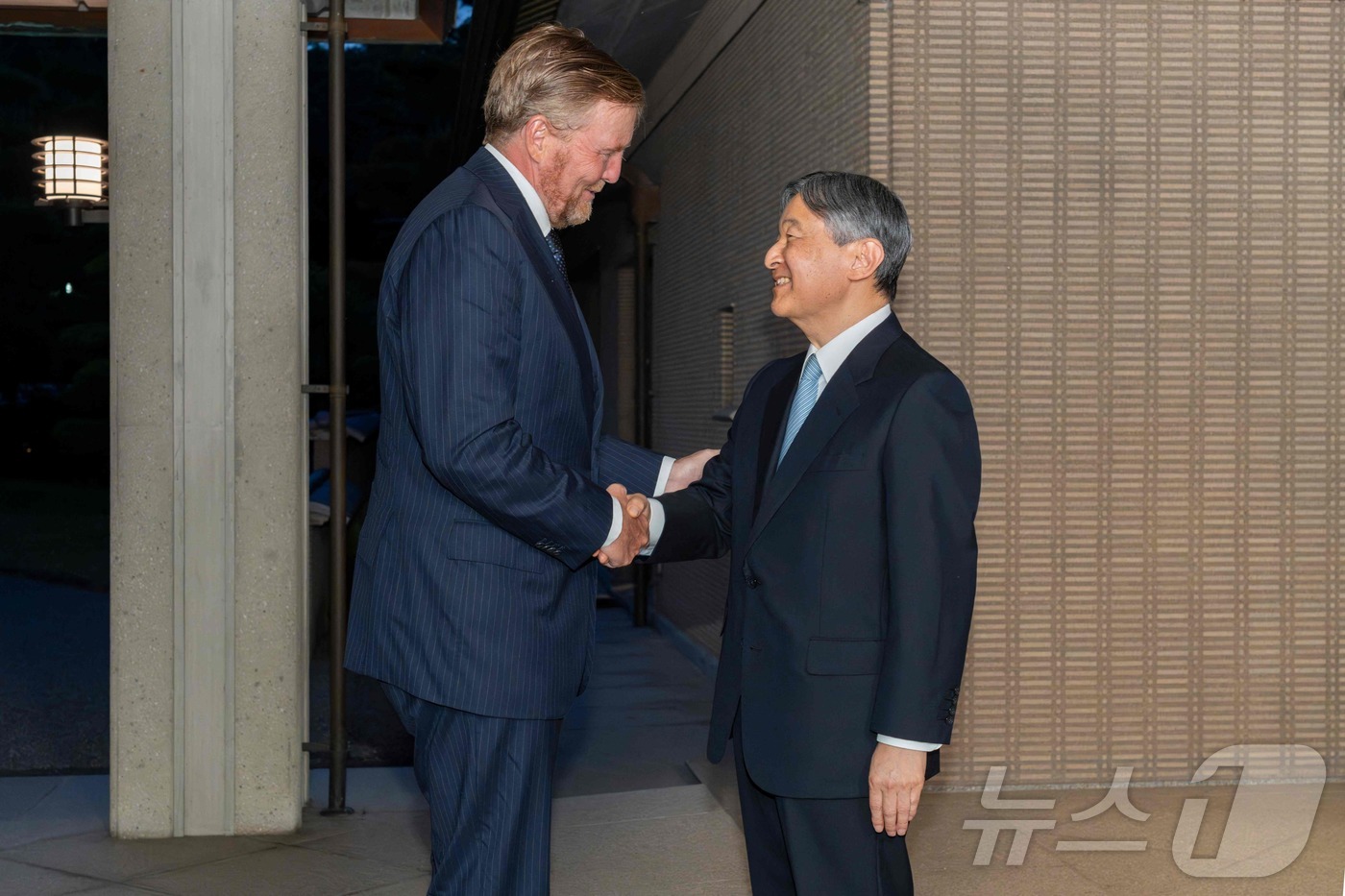 (도쿄 AFP=뉴스1) 우동명 기자 = 나루히토 일왕이 22일(현지시간) 도쿄 왕궁에서 열린 만찬에 앞서 알렉산더 판데어벨렌 오스트리아 대통령과 악수를 하고 있다. 2025.05. …