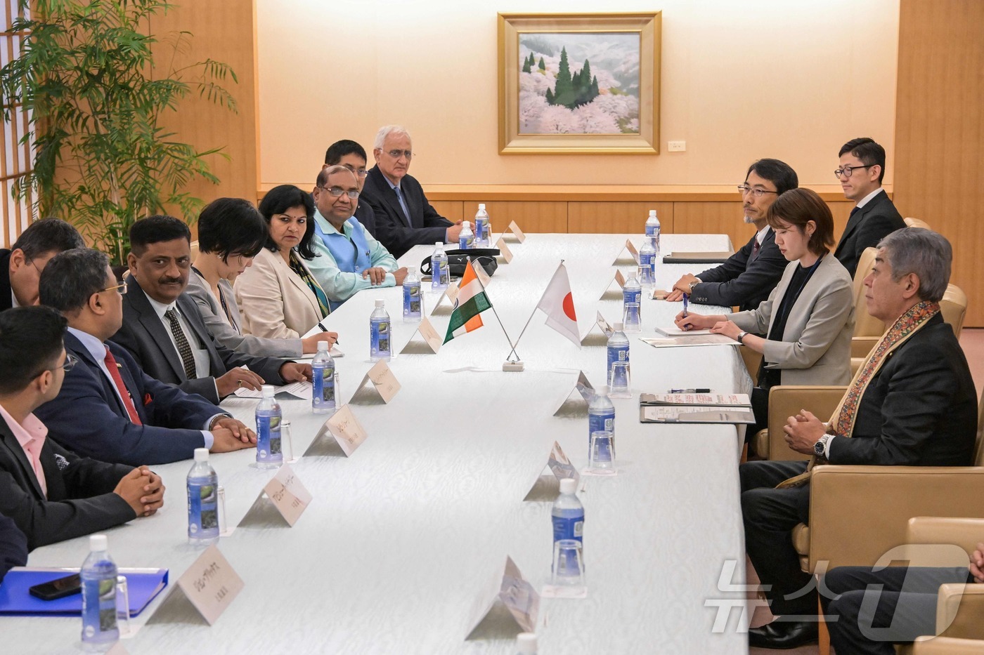 (도쿄 AFP=뉴스1) 우동명 기자 = 이와야 다케시 일본 외무상이 22일(현지시간) 도쿄에서 인도 의회 대표단과 만나고 있다. 2025.05.23ⓒ AFP=뉴스1