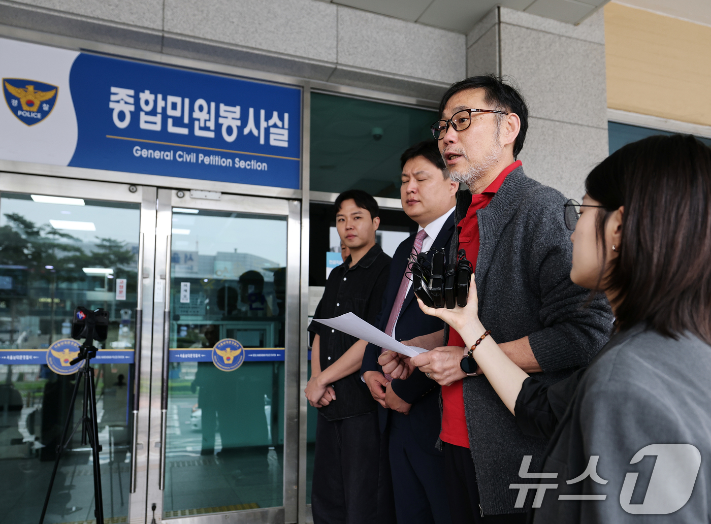 (서울=뉴스1) 오대일 기자 = SK텔레콤(SKT) 유심 정보 해킹사고와 관련해 최태원 SK그룹 회장과 유영상 SKT 대표를 고발한 서민민생대책위원회 김순환 사무총장이 23일 오전 …