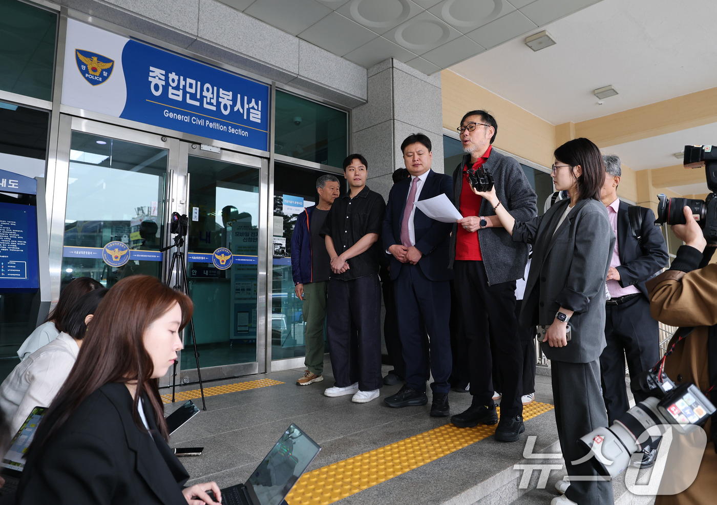 (서울=뉴스1) 오대일 기자 = SK텔레콤(SKT) 유심 정보 해킹사고와 관련해 최태원 SK그룹 회장과 유영상 SKT 대표를 고발한 서민민생대책위원회 김순환 사무총장이 23일 오전 …