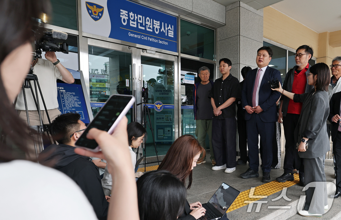 (서울=뉴스1) 오대일 기자 = SK텔레콤(SKT) 유심 정보 해킹사고와 관련해 최태원 SK그룹 회장과 유영상 SKT 대표를 고발한 서민민생대책위원회 김순환 사무총장과 박주현 변호 …