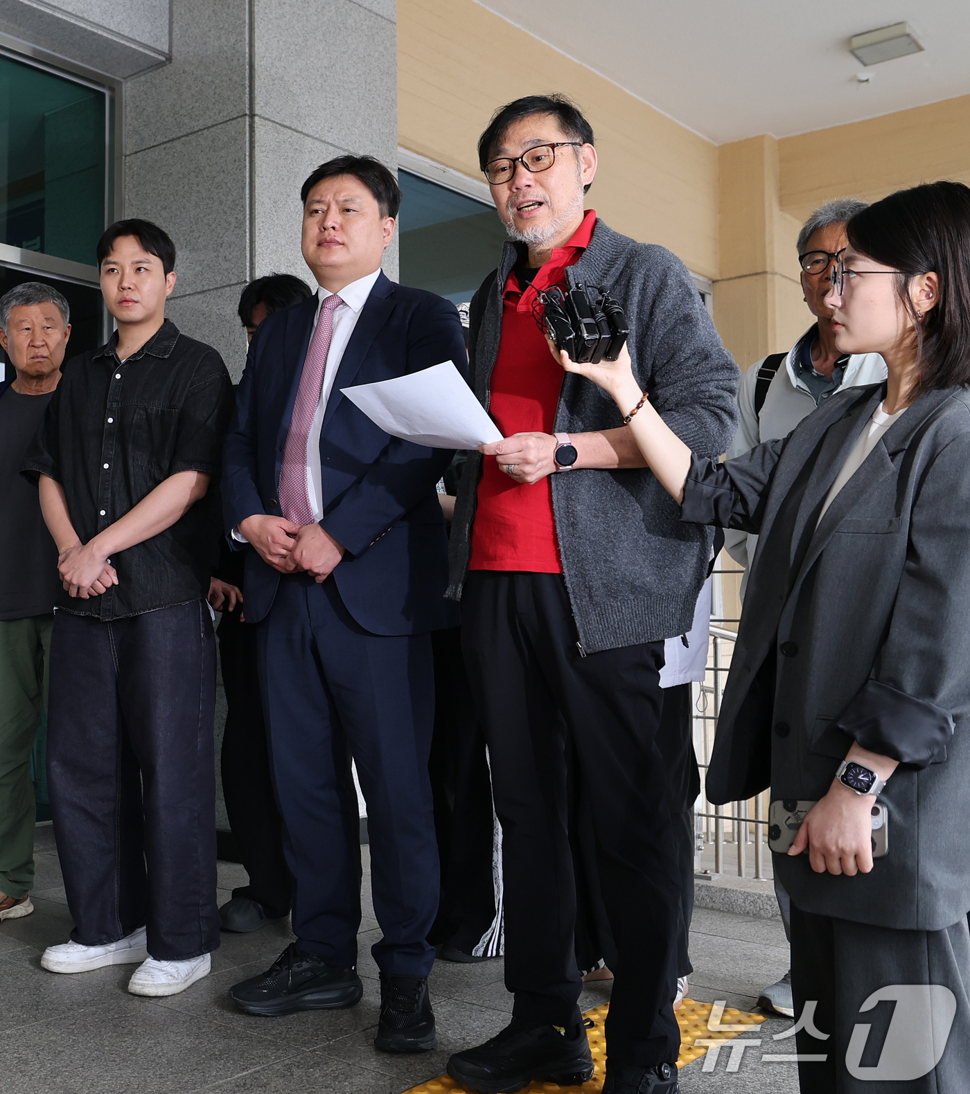 (서울=뉴스1) 오대일 기자 = SK텔레콤(SKT) 유심 정보 해킹사고와 관련해 최태원 SK그룹 회장과 유영상 SKT 대표를 고발한 서민민생대책위원회 김순환 사무총장이 23일 오전 …