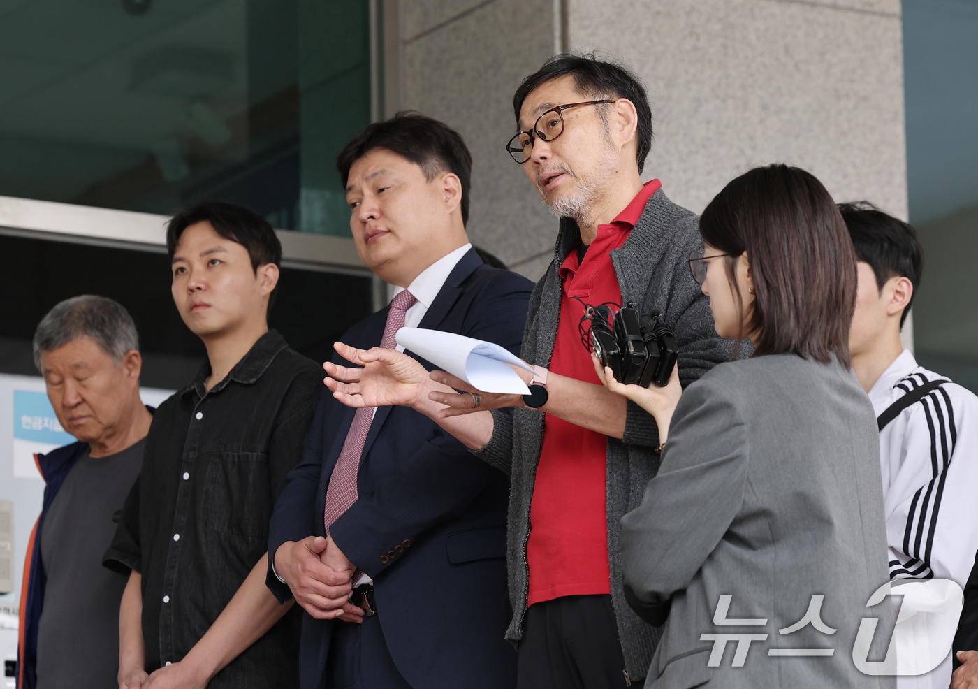 (서울=뉴스1) 오대일 기자 = SK텔레콤(SKT) 유심 정보 해킹사고와 관련해 최태원 SK그룹 회장과 유영상 SKT 대표를 고발한 서민민생대책위원회 김순환 사무총장이 23일 오전 …