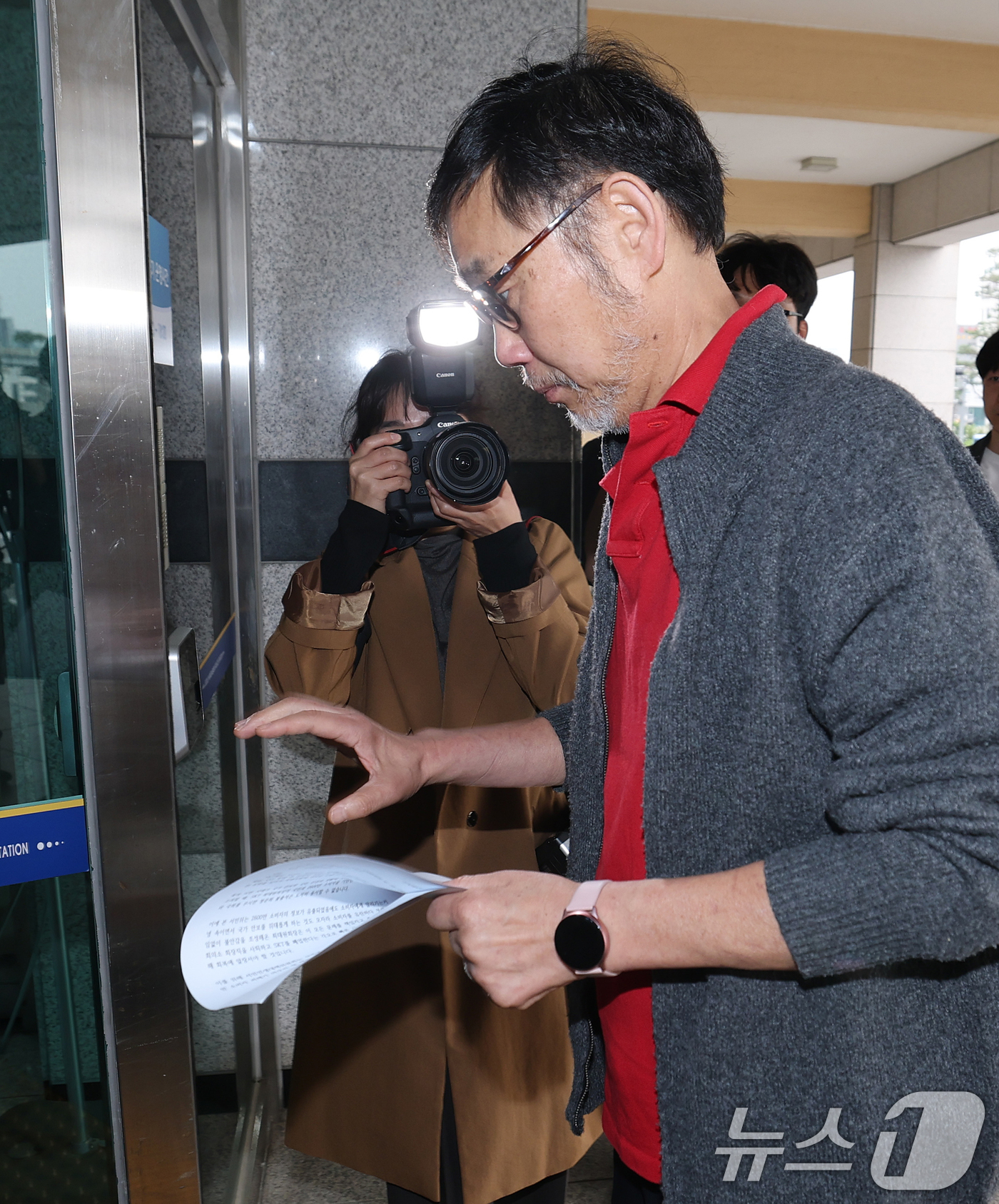 (서울=뉴스1) 오대일 기자 = SK텔레콤(SKT) 유심 정보 해킹사고와 관련해 최태원 SK그룹 회장과 유영상 SKT 대표를 고발한 서민민생대책위원회 김순환 사무총장이 23일 오전 …