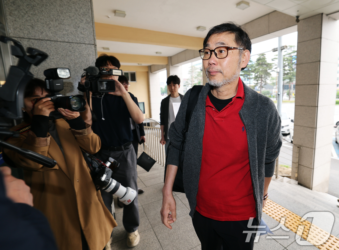 (서울=뉴스1) 오대일 기자 = SK텔레콤(SKT) 유심 정보 해킹사고와 관련해 최태원 SK그룹 회장과 유영상 SKT 대표를 고발한 서민민생대책위원회 김순환 사무총장이 23일 오전 …