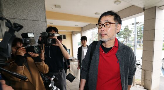 'SKT 해킹사태' 고발인 조사 출석