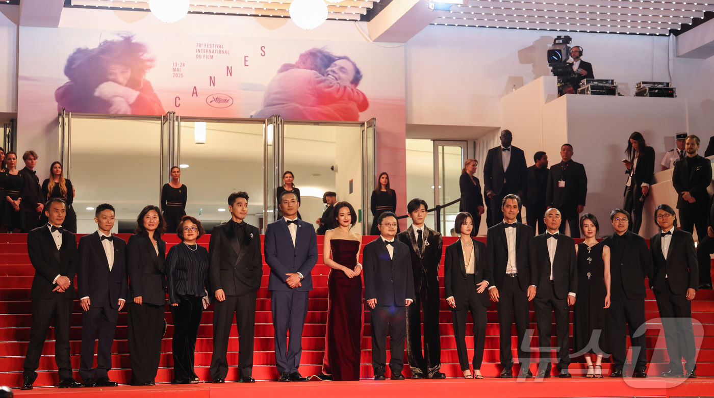 (칸=뉴스1) 이준성 기자 = 22일(현지시간) 프랑스 남부 소도시 칸(Cannes) 팔레 데 페스티발(Palais des Festivals) 뤼미에르 대극장에서 열린 ‘제78회 …