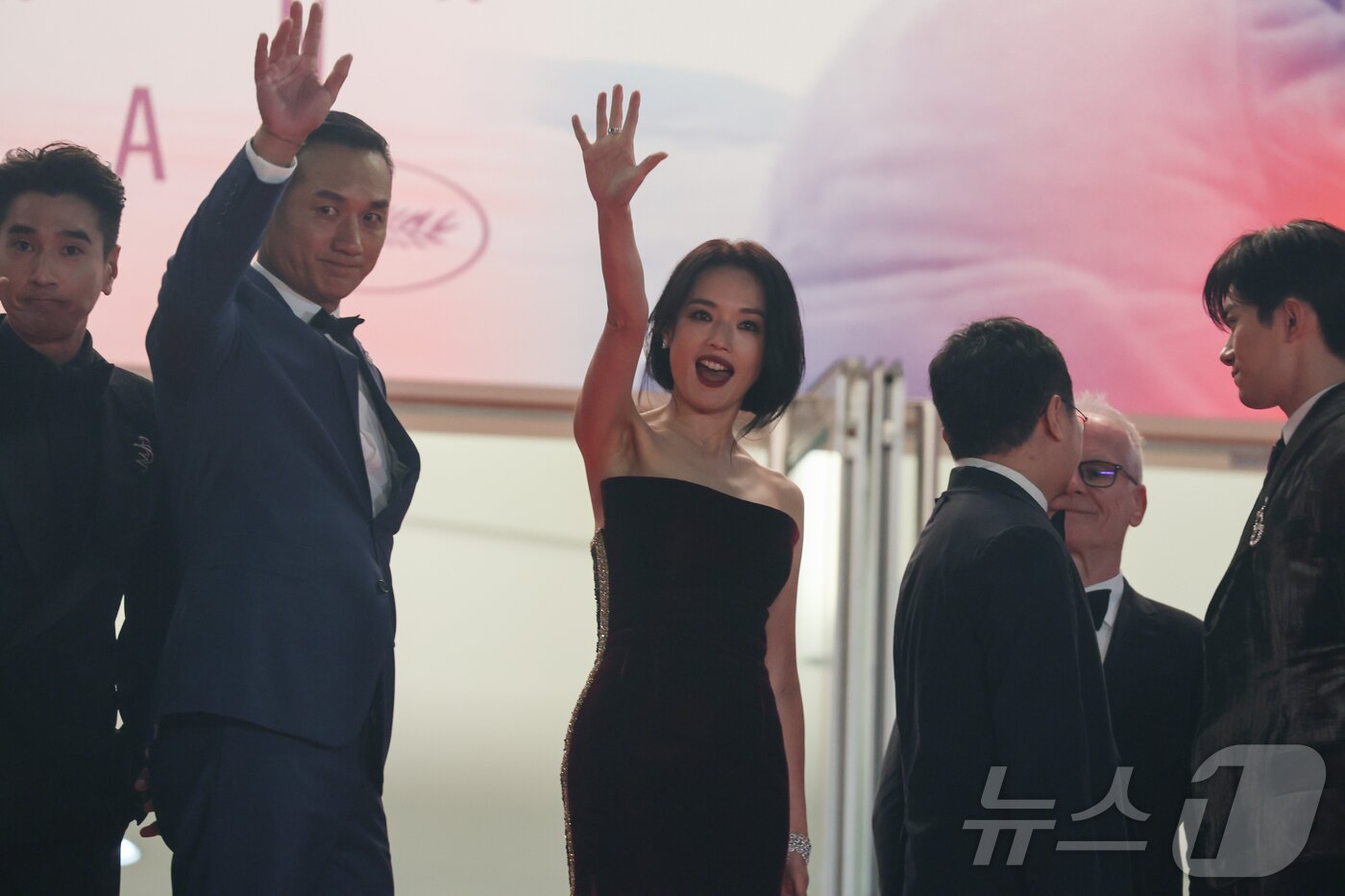 본문 이미지 - 22일(현지시간) 프랑스 남부 소도시 칸(Cannes) 팔레 데 페스티발(Palais des Festivals) 뤼미에르 대극장에서 열린 ‘제78회 칸 국제영화제’ 경쟁 부문 진출작 영화 ‘부활(Resurrection / 광야시대)’의 월드 프리미어 시사회에 참석한 주연배우 수치와 황쥐에이 레드 카펫에 올라 관중에게 인사하고 있다. 2025.5.23/뉴스1 ⓒ News1 이준성 기자