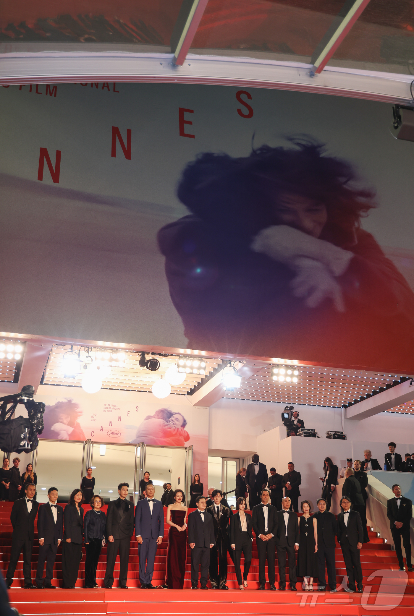 (칸=뉴스1) 이준성 기자 = 22일(현지시간) 프랑스 남부 소도시 칸(Cannes) 팔레 데 페스티발(Palais des Festivals) 뤼미에르 대극장에서 열린 ‘제78회 …