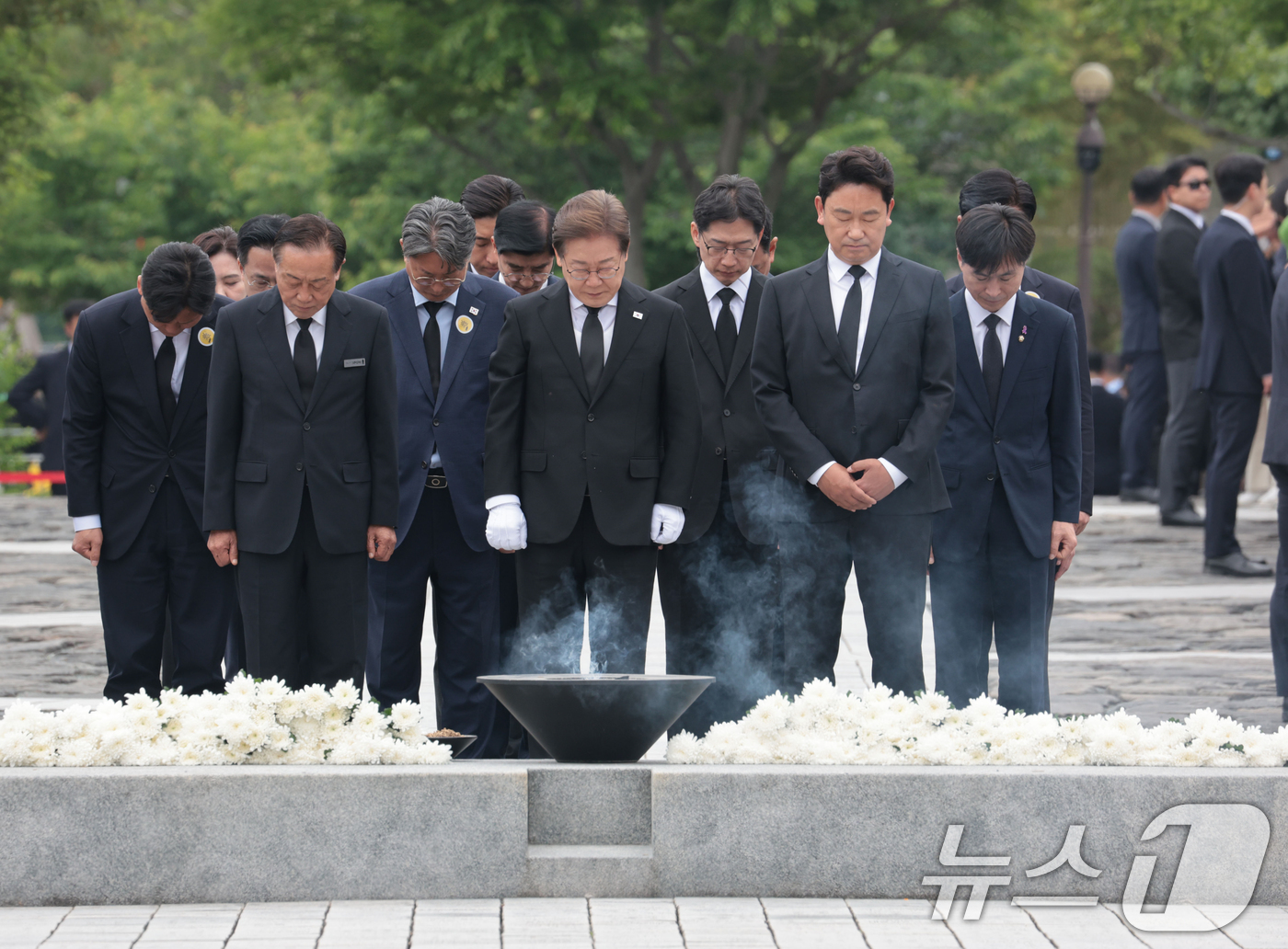 (김해=뉴스1) 이재명 기자 = 이재명 더불어민주당 대통령 후보가 고 노무현 전 대통령 서거 16주기인 23일 경남 김해시 진영읍 봉하마을을 찾아 노 전 대통령 묘역에 참배하고 있 …