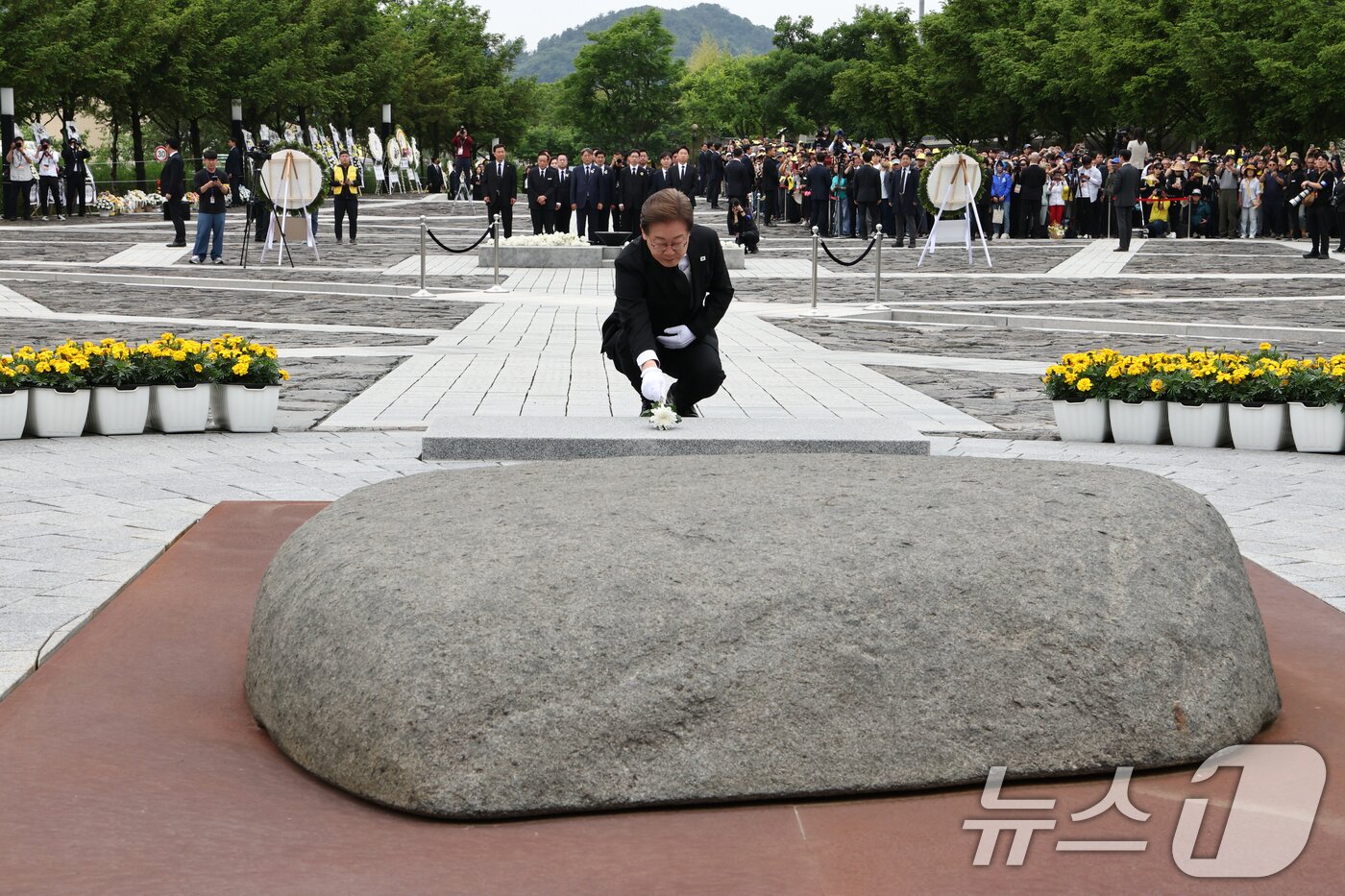 본문 이미지 - 이재명 더불어민주당 대통령 후보가 고 노무현 전 대통령 서거 16주기인 23일 경남 김해시 진영읍 봉하마을을 찾아 노 전 대통령 묘역 참배를 하고 있다. &#40;공동취재&#41; 2025.5.23/뉴스1 ⓒ News1 이재명 기자