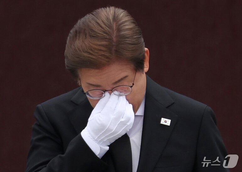 본문 이미지 - 이재명 더불어민주당 대통령 후보가 고 노무현 전 대통령 서거 16주기인 23일 경남 김해시 진영읍 봉하마을을 찾아 노 전 대통령 묘역 참배를 마친 뒤 눈시울을 붉히고 있다. &#40;공동취재&#41; 2025.5.23/뉴스1 ⓒ News1 이재명 기자